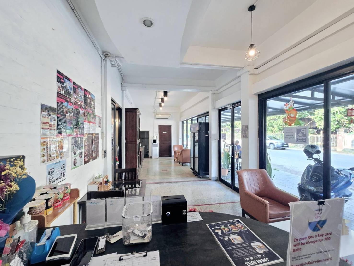 Jonah Hotel — Photos 1