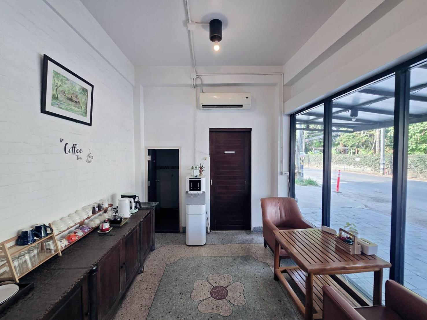 Jonah Hotel — Photos 3